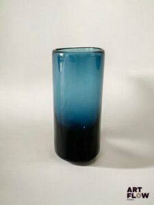 MORIN Vase à col légèrement resserré en verre teinté bleu. H 17,5 cm Signé sous la base. Petites rayures.