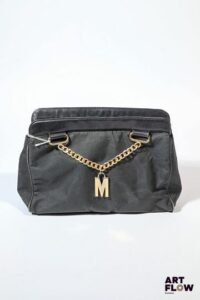 MOSCHINO Vanity en tissu et empiècement en cuir noir orné de maillons dorés et d'un charm "M" H. 22 x L.30 cm Tâches