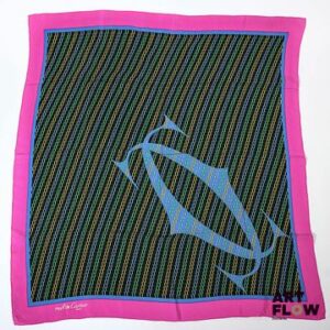 MUST DE CARTIER Carré de soie à bordure fushia. Dim.: 80 x 75 cm Petite tâche
