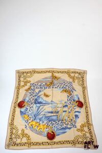 MUST DE CARTIER Foulard en soie à imprimé représentant des animaux et motif léopard 85 x 84 cm Très bon état général malgré quelques légers défauts (petites tâches, fils tirés)