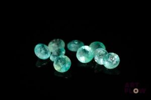Neuf émeraudes rondes. Probablement Brésil, non chauffée. 2.86 cts. Diam. moy.: 4.5mm