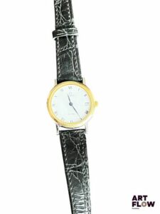 OMEGA, De Ville. Montre bracelet de dame en métal doré et acier, le cadran à chiffres romains et guichet dateur à 3h. Élégant boîtier deux tons. Bracelet façon crocodile et boucle ardillon. Diamètre : 26mm