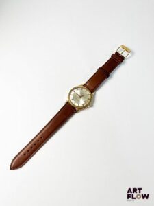 OMEGA Modèle Constellation Montre bracelet homme en or rose 750/°°, à mouvement mécanique à remontage automatique, le boîtier rond à cadran à fond argenté soleillé "pie-pan", index bâtons, guichet date à 3h Poinçon Paul Franck et fils Années cira 1960 Diamètre 34 mm Longueur du bracelet : 19 cm env. Poids brut : 45,73 gr Bon état général Fonctionnelle au moment de la rédaction du catalogue, mécanisme non garanti. L'Omega Constellation Pie Pan apparaît dans les années 1950 au sein de la collection Omega Constellation de Omega, reconnue pour sa précision certifiée chronomètre. Elle se distingue par son cadran facetté en forme de « pie-pan » et ses cornes “dog-leg”, devenant l’un des designs les plus emblématiques de la marque. Le poinçon de maître permet également d’en apprendre davantage sur cette pièce. En effet, la manufacture Paul Franck était spécialisée dans la fabrication de boîtiers en métaux précieux à Taverny. Dans les années 1960, les villes de Taverny et de Saint-Leu-la-Forêt constituaient le principal centre de fabrication de boîtiers de montres de la région parisienne. Expert : Monsieur Alexis Francis-Boeuf