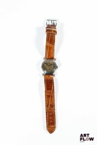 OMEGA Montre bracelet homme en acier, modèle Scarab, à mouvement mécanique à remontage manuel, le boîtier rond à cadran à fond patiné, index en chiffres arabes, aiguilles bleuies, lunette lisse, le bracelet en cuir d'alligator brun. Années circa 1930 Diamètre 30mm Longueur du bracelet : 18 cm env. Fondée en 1848, Omega a su produire des montres au design original, représentatives du mouvement Art déco. Cette Omega Scarab en fait partie, notamment grâce à ses cornes caractéristiques de cette période. Bon état général (cadran patiné) Fonctionnelle au moment de la rédaction du catalogue, mécanisme non garanti.