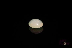Opale blanche cabochon ovale. 1.58 ct. 9.2mm x 7.5mm