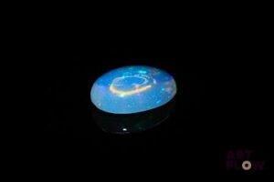Opale blanche cabochon ovale. 3.77 cts. 14.0mm x 10.0mm