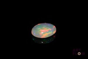 Opale blanche cabochon ovale. Beaux éclats de couleur. 2.57 cts. 12.0mm x 10.0mm