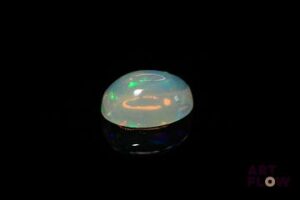 Opale blanche cabochon ovale. Beaux éclats de couleur. 3.27 cts. 12.0mm x 9.0mm