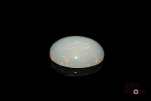 Opale blanche cabochon ovale. Beaux éclats de couleur. 4.43 cts. 15.0mm x 13.0mm