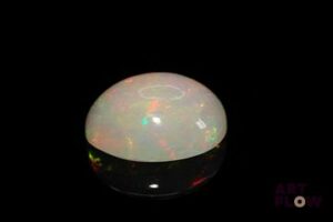 Opale blanche cabochon ovale. Beaux éclats de couleur. 4.79 cts. 17.3mm x 10.7mm