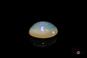 Opale blanche cabochon ovale. Beaux éclats de couleur, dominante bleue, dominante verte. 5.10 cts. 15.0mm x 11.0mm