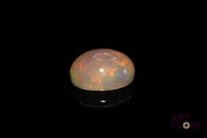 Opale blanche cabochon ovale. Jolie éclats de couleur. 3.46 cts. 12.0mm x 10.0mm
