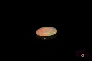 Opale blanche cabochon ovale. Probablement Ethiopie. 1.22 ct. 11.0mm x 7.7mm