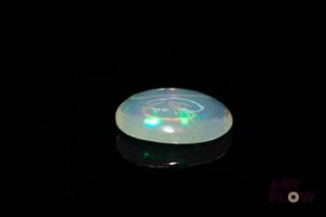 Opale blanche cabochon ovale. Très belle couleur, beaux éclats de couleur. 2.85 cts. 14.0mm x 10.0mm