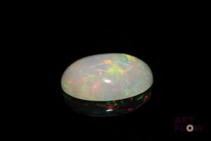 Opale blanche cabochon ovale. Très belle couleur, beaux éclats de couleur. 4.70 cts. 16.0mm x 12.0mm
