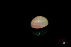 Opale blanche cabochon ovale. Très belle couleur, beaux éclats de couleur, inclusions. 2.22 cts. 10.0mm x 8.0mm