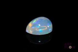 Opale blanche cabochon poire. Beaux éclats de couleur. 4.72 cts. 14.0mm x 10.0mm