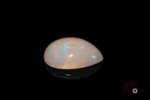 Opale blanche cabochon poire. Beaux éclats de couleur. 5.20 cts. 17.0mm x 12.5mm