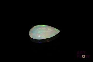 Opale blanche cabochon poire. Très beaux éclats de couleur, dominante rouge. 1.78 ct. 13.0mm x 9.0mm