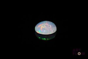 Opale blanche cabochon rond. Beaux éclats de couleur. 1.62 ct. 10.0mm