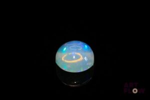Opale blanche cabochon rond. Beaux éclats de couleur, dominante bleue. 2.96 cts. 10.0mm