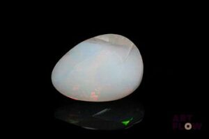Opale blanche poire. Beaux éclats de couleur. 6.42 cts. 17.5mm x 12.5mm