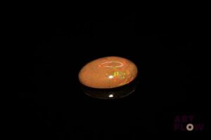 Opale brune cabochon ovale. Beaux éclats de couleur. 1.73 ct. 11.0mm x 8.3mm