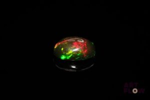 Opale brune cabochon ovale. Beaux éclats de couleur. 1.74 ct. 10.9mm x 7.2mm