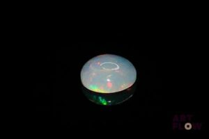 Opale cabochon rond. Belle couleur, beaux éclats de couleur. 2.36 cts. 11.0mm
