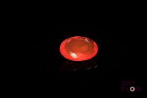 Opale de feu ovale. 1.18 ct. 10.2mm x 7.3mm