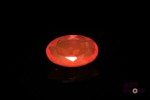 Opale de feu ovale. Belle couleur. 2.85 cts. 13.4mm x 9.2mm