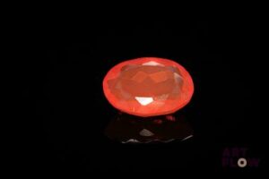 Opale de feu ovale. Belle couleur. 3.16 cts. 13.2mm x 9.6mm