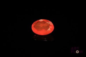 Opale de feu ovale. Jolie couleur. 1.27 ct. 10.0mm x 7.5mm