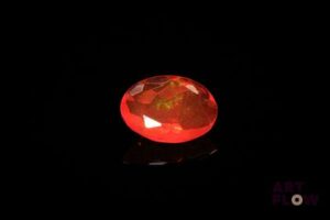 Opale de feu ovale. Jolie couleur. 1.50 ct. 11.5mm x 8.8mm