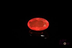 Opale de feu ovale. Jolie couleur. 1.64 ct. 11.5mm x 6.9mm