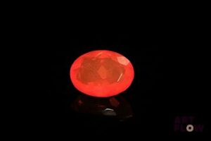 Opale de feu ovale. Jolie couleur. 2.83 cts. 12.3mm x 9.1mm