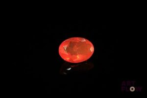 Opale de feu ovale. Très belle couleur. 1.35 ct. 9.8mm x 7.0mm