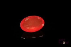 Opale de feu ovale. Très belle couleur. 2.80 cts. 13.7mm x 9.7mm
