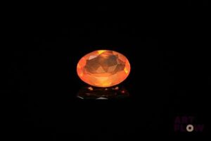 Opale de feu ovale. Très belle couleur, belle clarté. 1.46 ct. 10.4mm x 7.6mm