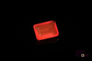 Opale de feu rectangulaire à pans coupés. Très belle couleur. 1.59 ct. 9.8mm x 7.1mm