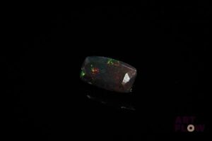 Opale facettée noire coussin. Jolie éclats de couleur. 1.30 ct. 11.6mm x 6.1mm