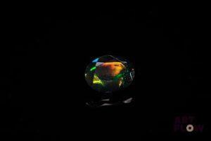 Opale facettée noire ovale. Beaux éclats de couleur. 1.05 ct. 9.0mm x 7.0mm