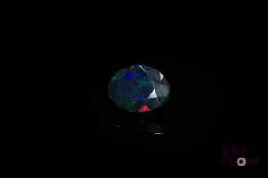 Opale facettée noire ovale. Beaux éclats de couleur. 1.13 ct. 9.0mm x 7.0mm