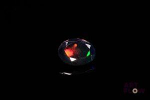 Opale facettée noire ovale. Beaux éclats de couleur. 1.13 ct. 9.5mm x 7.7mm