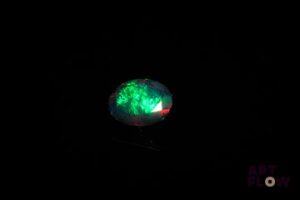 Opale facettée noire ovale. Beaux éclats de couleur. 1.21 ct. 9.0mm x 7.0mm