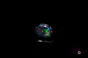 Opale facettée noire ovale. Beaux éclats de couleur. 1.33 ct. 10.0mm x 8.2mm