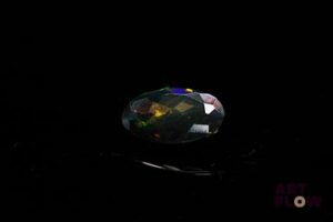 Opale facettée noire ovale. Beaux éclats de couleur, dominante verte. Probablement traitée. 2.00 cts. 13.2mm x 8.0mm