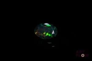 Opale facettée noire ovale. Jolie couleur. Probablement traitée. 1.57 ct. 10.6mm x 7.42mm