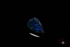 Opale facettée noire poire. Beaux éclats de couleur, dominante bleue. 1.12 ct. 12.5mm x 7.2mm