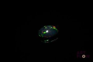 Opale noire cabochon ovale. Beaux éclats de couleur. 1.13 ct. 9.0mm x 7.0mm